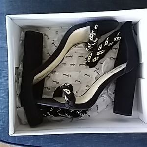 Qupid Black Suede Sandles With Heels